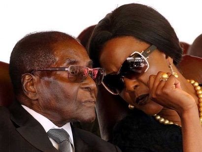  Tổng thống Zimbabwe Robert Mugabe và phu nhân Grace Mugabe. Ảnh: REUTERS