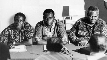 Ông Mugabe (bên trái) vào năm 1960 khi bắt đầu tham gia vào con đường chính trị (Ảnh: Getty)