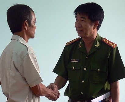  Đại tá Phạm Thật, Phó Giám đốc Công an Bình Thuận, bắt tay chúc mừng ông Nén khi công bố quyết định đình chỉ điều tra