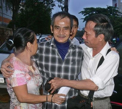  Ông Nén vừa bước chân ra khỏi trại giam trong vòng tay của người thân sau hơn 17 năm ngồi tù