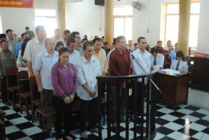  Các bị cáo trước vành móng ngựa vào sáng 8-11.