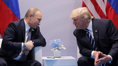  Tổng thống Trump (phải) và Tổng thống Putin đã gặp nhau một lần bên lề hội nghị G20 ở Hamburg (Đức) tháng 7 vừa rồi. Ảnh: AP