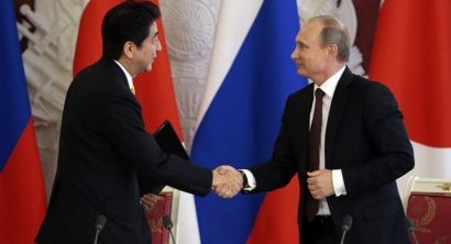  Thủ tướng Abe (trái) định sẽ bàn về vấn đề Triều Tiên trong cuộc gặp Tổng thống Putin sắp tới bên lề hội nghị APEC. Ảnh: SPUTNIK