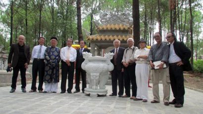  Những "bá tánh" đầu tiên thắp nhang trong ngày khánh thành lăng vua Hiệp Hòa và ông Bạch (thứ 5 từ trái qua) - Ảnh nhà báo Lê Thanh Phong cung cấp