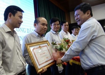  Phó chủ tịch UBND TP Huỳnh Cách Mạng trao bằng khen cho các tập thể có thanh tích công tác tiếp dân - Ảnh: TỰ TRUNG