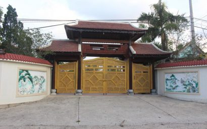 Cổng căn nhà gỗ quý của Chi Cục trưởng Kiểm lâm Quảng Trị.  Ảnh: Báo Giao thông