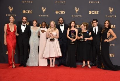  Dàn diễn viên và đội ngũ sản xuất của Chuyện người tùy nữ thắng lớn tại giải Emmy 2017.