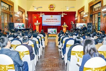 Đồng chí Nguyễn Hòa Bình quán triệt những điểm mới của BLHS năm 2015 tại Hội nghị trực tuyến kết nối TAND 4 cấp trong toàn quốc