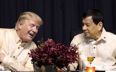  Ông Trump và ông Duterte tại lễ đón tiếp ở Manila. Ảnh: Reuters