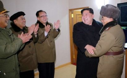  Nhà lãnh đạo Triều Tiên Kim Jong Un chia sẻ niềm vui với cấp dưới trong lần phóng thử thành công tên lửa Hwasong-15 - Ảnh: REUTERS