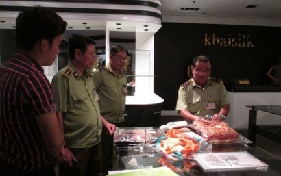 Cơ quan chức năng kiểm tra cửa hàng Khaisilk ở TP HCM hồi tháng 11