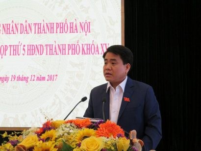  Chủ tịch UBND TP Hà Nội Nguyễn Đức Chung trả lời thắc mắc của cử tri tại buổi tiếp xúc cử tri
