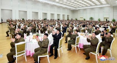  Chính quyền Bình Nhưỡng tổ chức tiệc ăn mừng hôm 13-12 ghi công những người góp phần thử thành công tên lửa xuyên lục địa (ICBM) - Ảnh: REUTERS