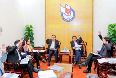  Hội đồng chung khảo biểu quyết kết quả giải báo chí toàn quốc với công tác phòng chống tham nhũng, lãng phí. Ảnh: QUANG VINH