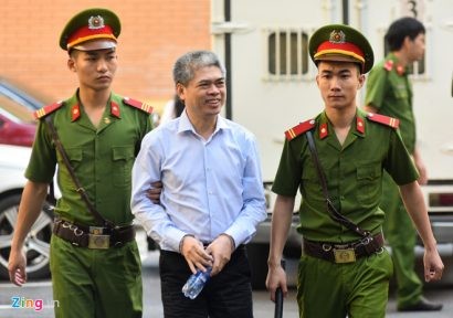  Bị cáo Nguyễn Xuân Sơn tươi đến tòa sơ thẩm. Ảnh: Việt Hùng.