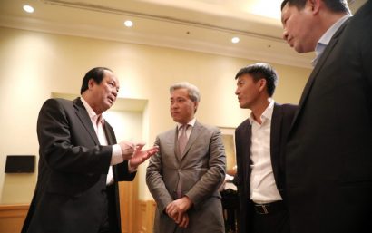Bộ trưởng Mai Tiến Dũng (bìa trái) thừa nhận chi phí kiểm tra chuyên ngành lên đến 15.000 tỉ đồng/năm khiến các doanh nghiệp Việt Nam khó cạnh tranh - Ảnh: HỮU KHOA