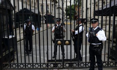  Cảnh sát vũ trang Anh canh gác tại cổng phố Downing, khu nhà chính phủ có nơi ở của nữ Thủ tướng Theresa May. Ảnh: AFP