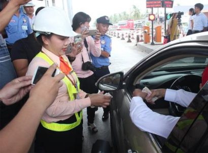  Tài xế trả tiền lẻ để phản đối BOT Cai Lậy. Ảnh: VNN