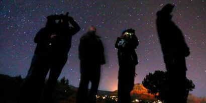 Người dân dùng kính chuyên dụng để theo dõi bầu trời trong một tour du lịch săn UFO tại sa mạc ở Sedona, bang Arizona - Mỹ Ảnh: REUTERS