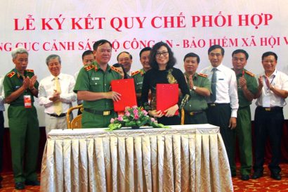    Trung tướng Trần Văn Vệ - Quyền Tổng cục trưởng, Tổng cục Cảnh sát (Bộ Công an) và bà Nguyễn Thị Minh - Thứ trưởng Bộ Tài chính, Tổng Giám đốc BHXH Việt Nam ký kết quy chế phối hợp. Ảnh: NĐT