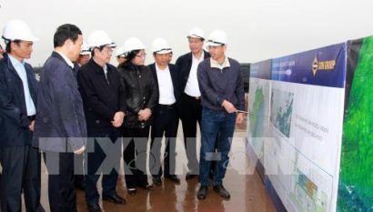  Đoàn khảo sát của Hội đồng thẩm định đề án thành lập đơn vị hành chính – kinh tế đặc biệt do Bộ trưởng Bộ Nội vụ Lê Vĩnh Tân dẫn đầu đã đi khảo sát thực tế tại huyện Vân Đồn và làm việc với lãnh đạo tỉnh Quảng Ninh để phục vụ thẩm định Đề án thành lập đơn vị hành chính - kinh tế đặc biệt Vân Đồn, tỉnh Quảng Ninh. Ảnh: Văn Đức/TTXVN