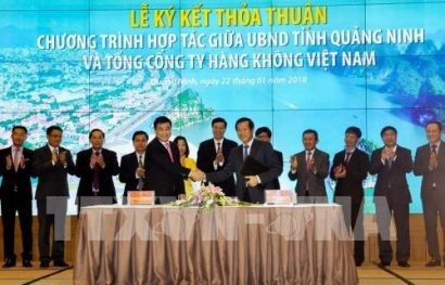  UBND tỉnh Quảng Ninh và Tổng công ty hàng không Việt Nam (VietNam Airline) ký kết thỏa thuận hợp tác chiến lược nhằm hỗ trợ phát triển, xúc tiến du lịch, mở rộng phát triển mạng lưới bay đến – đi từ cảng hàng không quốc tế Vân Đồn, quảng bá thương hiệu điểm đến du lịch Quảng Ninh cũng như hình ảnh, sản phẩm, dịch vụ của VietNam Airlines. Ảnh: Trung Nguyên- TTXVN