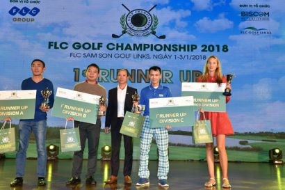 Ông Nhữ Văn Hoan – Phó TGĐ Công ty CP đầu tư sân Golf và du thuyền Biscom trao giải kỹ thuật cho các gôn thủ