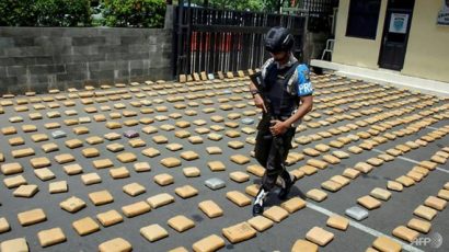  Cảnh sát và số ma túy bị tịch thu đêm giao thừa, trong cuộc họp báo ngày 4/1. Ảnh: AFP.