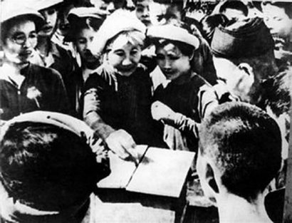 Cử tri ngoại thành Hà Nội bỏ phiếu bầu đại biểu Quốc hội khóa I ngày 6/1/1946 - Ảnh tư liệu