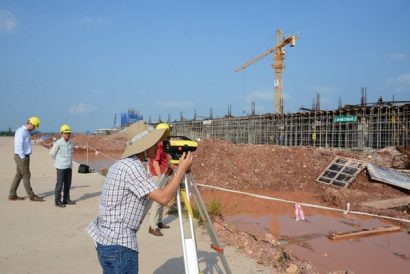  Các kỹ sư đang thực hiện giám sát kỹ thuật tại gói thầu xây dựng nhà ga, Dự án Cảng hàng không Quốc tế Vân Đồn. (Ảnh: Nguyễn Quý)