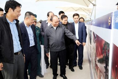  Thủ tướng Nguyễn Xuân Phúc thị sát việc xây dựng các công trình quan trọng tại Vân Đồn. (Ảnh: Minh Cương) 