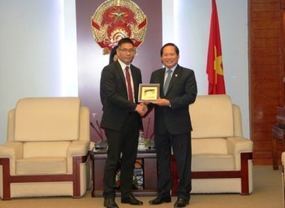 Bộ trưởng TT và TT Trương Minh Tuấn và Giám đốc chính sách và nhóm pháp lý khu vực châu Á - Thái Bình Dương Damian Yeo tại buổi tiếp.