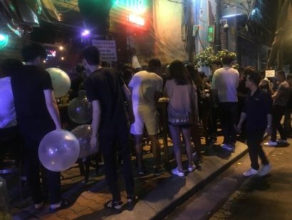 Phần lớn người sử dụng bóng cười đều ở độ tuổi rất trẻ. Ảnh: Ngọc Hân