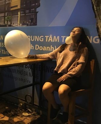 Nữ cũng tham gia hít bóng cười