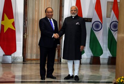  Thủ tướng Nguyễn Xuân Phúc bắt tayThủ tướng Ấn Độ Narendra Modi tại Nhà khách Chính phủ Ấn Độ - Hydrabad House trước khi bước vào hội đàm tối 24-1 - Ảnh: REUTERS