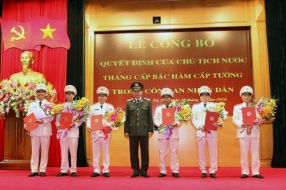  Bộ trưởng Tô Lâm trao Quyết định của Chủ tịch nước tặng các cán bộ được thăng cấp bậc hàm cấp Tướng. Ảnh MPS