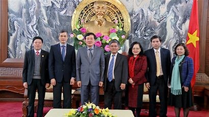  Chánh án TANDTC Nguyễn Hòa Bình chụp ảnh cùng Đoàn Chủ tịch Hội Luật quốc tế Việt Nam. Ảnh Hải Đăng