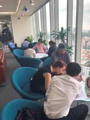  Nhiều nhà đầu tư đã quyết định đặt chỗ condotel The Coastal Hill (Ảnh chụp tại Văn phòng Tập đoàn FLC TP. Hồ Chí Minh)