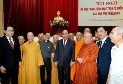 Thủ tướng trò chuyện với các đại biểu dự Hội nghị