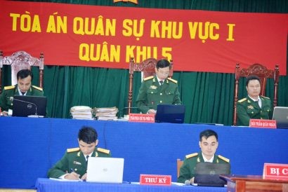  Chủ tọa phiên tòa làm việc. Ảnh: LÊ TRUNG