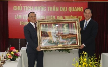 Chủ tịch nước Trần Đại Quang tặng Hội Luật gia Việt Nam bức tranh Bác Hồ ngồi làm việc và nhắn nhủ hơn 63.000 hội viên của Hội trên cả nước cùng học tập, làm theo gương Bác.
