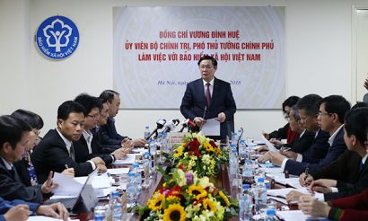 Phó Thủ tướng Vương Đình Huệ thăm và làm việc tại Bảo hiểm xã hội Việt Nam ngày 4/1/2018 Ảnh: BH