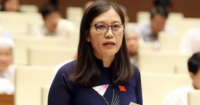 Bà Lê Thị Nga (Chủ nhiệm Ủy ban Tư pháp) báo cáo trước Quốc hội về công tác thẩm tra hoạt động ngành kiểm sát năm 2017