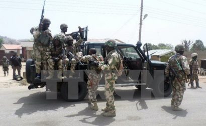 Binh sỹ Nigeria giải phóng thị trấn Magumeri khỏi tay Boko Haram (Ảnh: AFP/TTXVN)