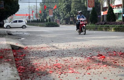  Xác pháo đỏ đường ở khối 4, thị trấn Tây Sơn, huyện Hương Sơn, Hà Tĩnh dịp Tết 2017. Ảnh: Thục Anh.