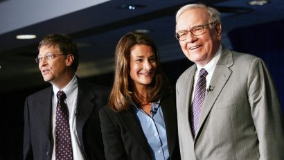 Tỉ phú Warren Buffett (bìa phải) cùxướng "Cam kết cho đi" - Ảnh: FORTUNEng Bilng vợ chồl và Melinda Gates - những người khởi 