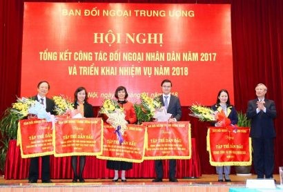 Ban Đối ngoại Trung ương Đảng tặng Cờ Thi đua “Tập thể dẫn đầu” cho Hội Luật gia Việt Nam trong công tác đối ngoại nhân dân năm 2017.