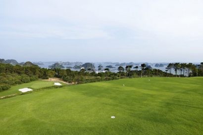 Sân FLC Ha Long Golf Club có tầm nhìn ôm trọn cảnh quan độc đáo của Vịnh Hạ Long - Di sản Thế giới được UNESCO công nhận.