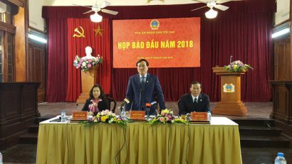  Chánh án TAND Tối cao Nguyễn Hoà Bình trả lời tại cuộc họp báo (Ảnh: Thế Kha).