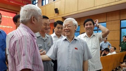  Tổng Bí thư Nguyễn Phú Trọng trao đổi với cử tri quận Ba Đình, Tây Hồ sáng ngày 12/12/2017 (nguồn ảnh: thanhnien.vn)